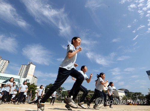(대전=연합뉴스) 양영석 기자 = 22일 열린 대전 중구 성모초등학교 가을 운동회에서 어린이들이 달리기 실력을 겨루고 있다. 2017.9.22  youngs@yna.co.kr  (끝)