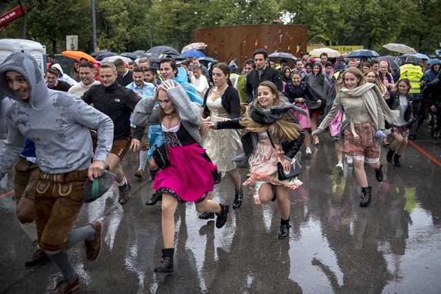 독일 뮌헨에서 184주년 맞은 옥토버페스트 축제가 열린 가운데 참가자들이 개막식에 참석하기 위해 뛰어가고 있다. EPA 연합뉴스