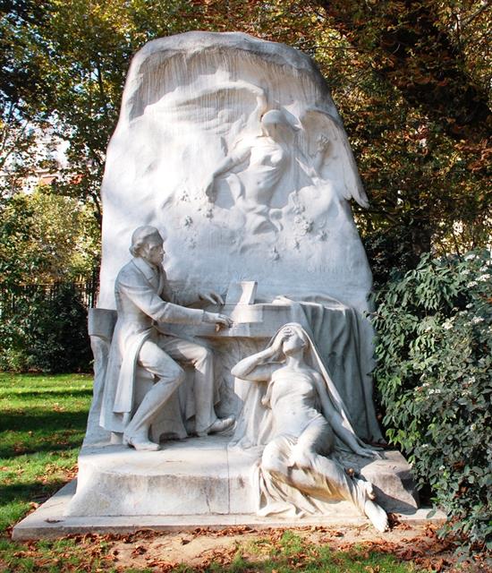 19세기 말부터 20세기 초 프랑스 파리 시민들은 권력자들의 동상만 보다 스스로 존경하고 싶은 위인들의 동상을 세울 수 있게 되자 동상 건립에 열중했다. 1900년 파리 몽소 공원에 들어선 작곡가 쇼팽의 동상도 그 가운데 하나였다.서해문집 제공
