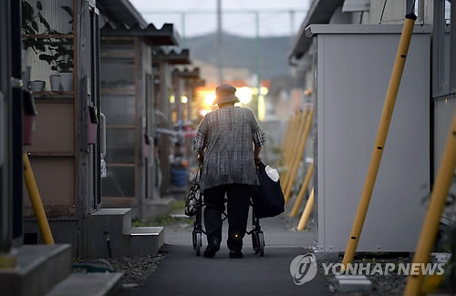 2014년 9월 일본 미야기(宮城) 현의 원전피난민들을 위한 가설주택 단지에서 걸어가는 노인의 모습. [교도=연합뉴스 자료사진]