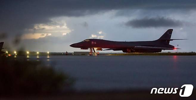 미 공군 전략폭격기 B-1B '랜서'가 23일(현지시간) 괌 앤더슨 공군기지에서 출격 준비를 하고 있다. (미국 국방부 제공) © News1