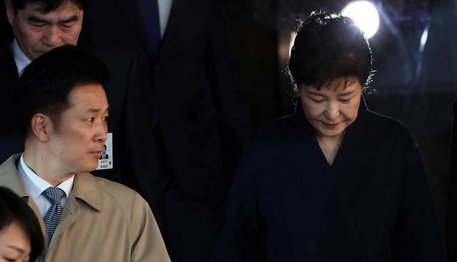 지난 3월22일 피의자 조사를 마친 뒤 서울중앙지검 청사를 나오는 박근혜 대통령과 유영하 변호사. 사진공동취재단