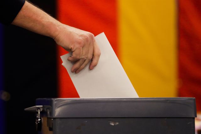 24일 독일 수도 베를린의 한 투표소에서 유권자가 투표하고 있다. 베를린=AP 연합뉴스