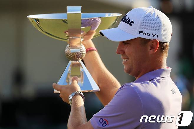 저스틴 토마스(미국)가 25일(한국시간) PGA 투어 챔피언십에서 준우승한 뒤 페덱스컵 우승을 확정짓고 우승 트로피를 들어보이고 있다. © AFP=News1