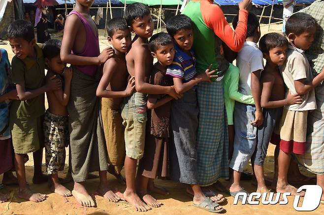 미얀마에서 폭력을 피해 방글라데시로 들어간 로힝야족들이 머물고 있는 난민촌에서 지난 22일 아이들이 구호물품을 받기 위해 줄을 서 있다. © AFP=뉴스1