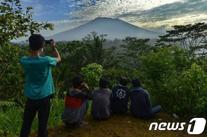 인도네시아 발리섬의 아궁 화산이 약 50년만에 분화 조짐을 보이고 있다 © AFP=뉴스1
