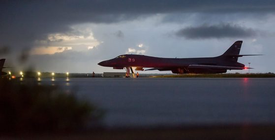B-1B가 지난 23일 괌의 앤더슨 공군기지에서 출격을 준비하고 있다. [사진 미 태평양사령부]
