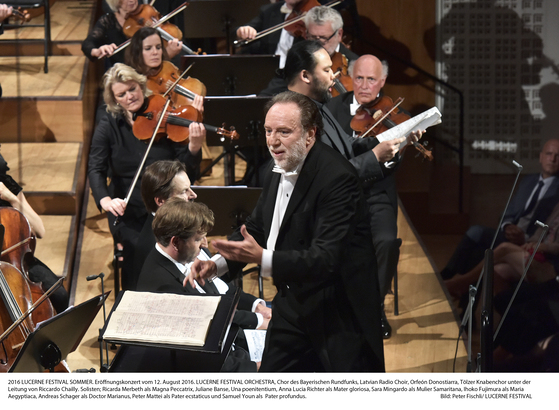 스위스 루체른 페스티벌에서 루체른 페스티벌 오케스트라를 지휘하고 있는 리카르도 샤이. 오케스트라 창립자인 지휘자 클라우디오 아바도의 뒤를 이어 2015년 취임했다. [사진 빈체로/Peter Fischli]