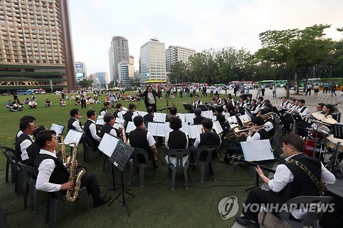 2015년 7월 서울광장에서 열린 '풀밭 위 작은 음악회' 모습 [연합뉴스 사진자료]