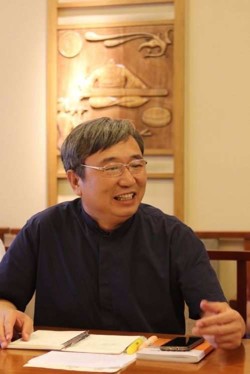 (취푸<중국>=연합뉴스) 박상현 기자 = 치진장(齊金江) 중국 공자연구원 연구원이 한국 언론과 이야기를 나누고 있다.