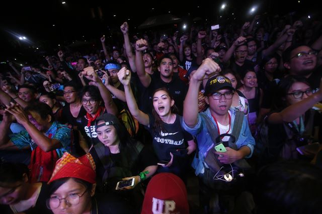 지난 21일 필리핀 마닐라 시민들이 대통령궁 인근에서 두테르테 대통령의 독재와 초범적 처형에 반대하는 시위를 벌이고 있다. 마닐라=EPA 연합뉴스