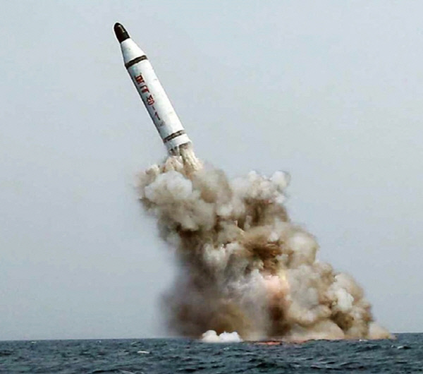 북한 노동신문은 지난해 1월6일 4차 핵실험 이후 자체 개발한 신형 무기 사진을 연일 게재했다. 북한이 4차 핵실험 직후 발사한 잠수함발사탄도미사일(SLBM)이 해상에서 연기를 내뿜으며 치솟고 있다.    연합뉴스