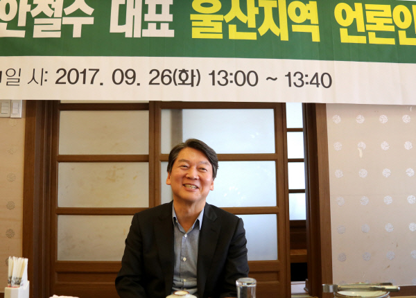 국민의당 안철수 대표가 26일 울산의 한 식당에서 기자간담회를 열고 있다. 연합뉴스
