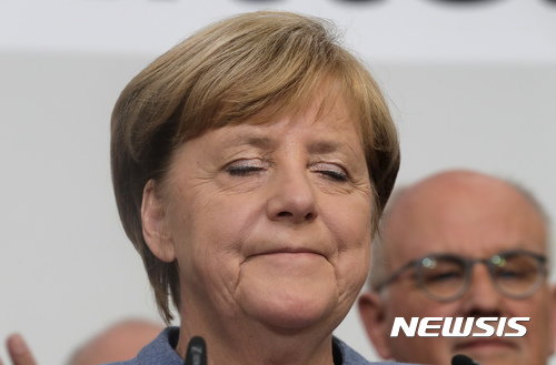 【베를린=AP/뉴시스】앙겔라 메르켈 독일 총리가 24일(현지시간) 베를린 당사에서 총선 결과와 관련한 성명을 읽던 중 착잡한 표정을 짓고 있다. 메르켈이 이끄는 기민-기사 연합은 이번 총선에서 제1당의 지위를 지켰지만 과반득표에는 실패했다. 2017 .09.25