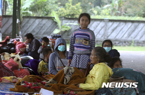【발리=AP/뉴시스】인도네시아 발리 섬에 있는 아궁화산의 분화가 임박함에따라 주민 5만7000명이 대피했다. 사진은 발리 렌당마을에 마련된 대피소에 머물고 있는 주민들이다. 일부는 마스크를 쓰고 있다. 2017.09.26.