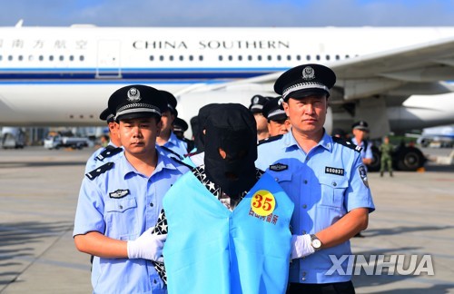 지난 달 피지에서 추방돼 중국으로 송환된 중국인 사기 용의자들[신화=연합뉴스 자료사진]