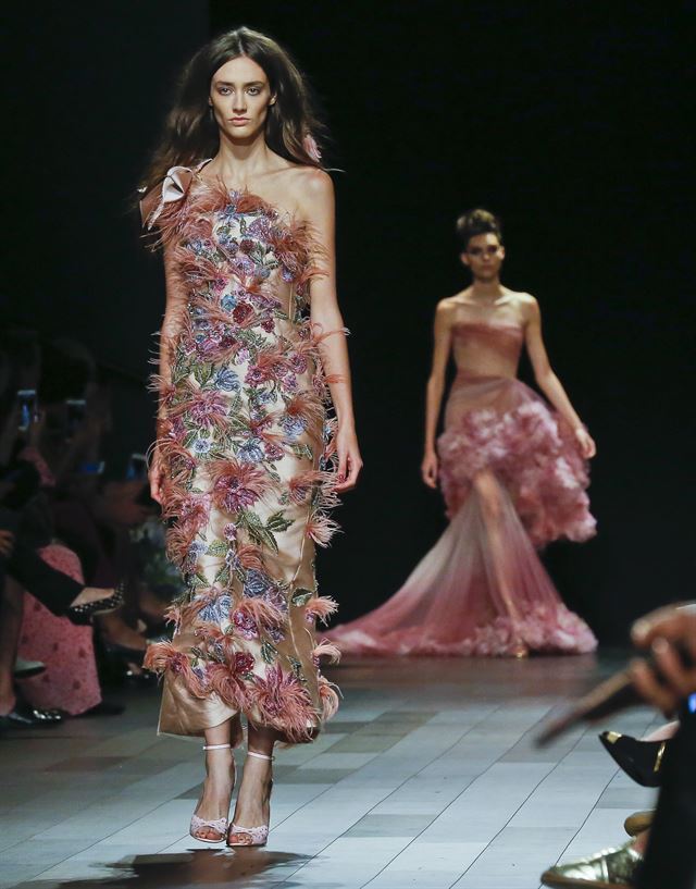 미국 뉴욕에서 열린 패션 위크에서 13일 모델들이 마르케사 2018 SS 컬렉션을 선보이고 있다. AP 연합뉴스