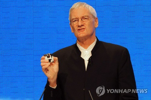 (FILES) This file photo taken on October 5, 2009 shows British inventor James Dyson, creator of the Dyson vacuum cleaner, speaking on the first day of the Conservative Party conference in Manchester, north-west England.  British inventor James Dyson, who is best known for his bagless vacuum cleaners, on September 26, 2017, announced a plan to produce electric cars by 2020 with a  2.0 billion (2.3 billion euro, $2.7 billion) investment. "Dyson has begun work on a battery electric vehicle, due to be launched by 2020," he said in an email to employees, referring to his company.   / AFP PHOTO / PAUL ELLIS