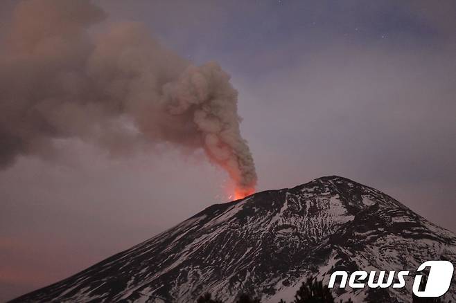 멕시코 포포카테페틀 화산의 지난해 분화 장면. © AFP=뉴스1
