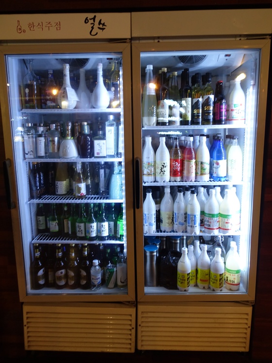 ‘얼쑤’의 술 냉장고에는 전통주 50가지(증류주·청주 각 14, 탁주 22종)가 있다. 일반 소주와 맥주도 판다.