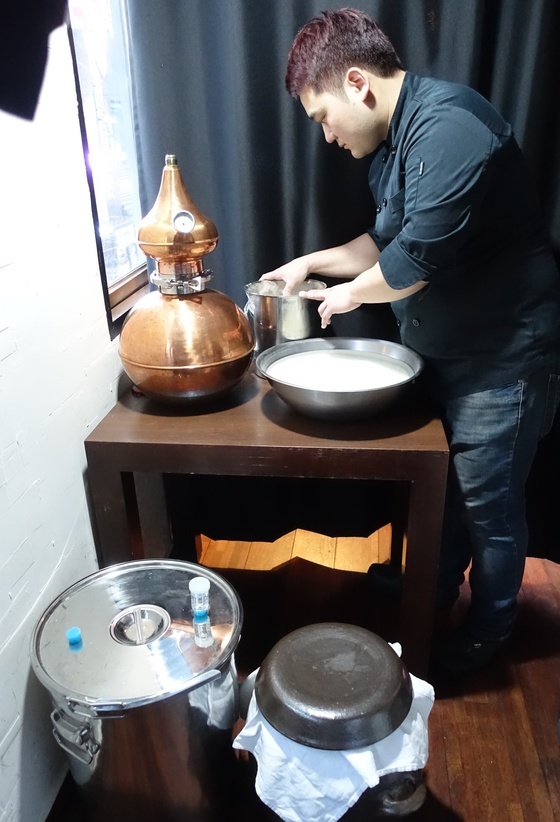 조성주 셰프가 창고 겸 양조 실습실에서 술 담글 준비를 하면서 밑술 발효상태를 살피고 있다.