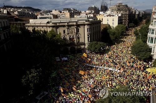 카탈루냐 독립을 주장하며 바르셀로나에 모인 주민들 [AP=연합뉴스]
