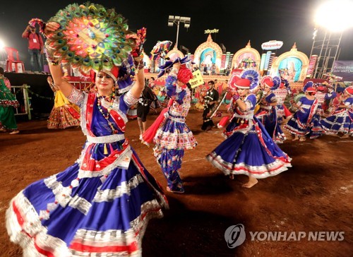 지난달 24일 인도 중부 보팔에서 나브라트리 축제를 맞아 열린 행사에서 여성들이 전통의상을 입고 가르바 춤을 추고 있다.[EPA=연합뉴스 자료사진]