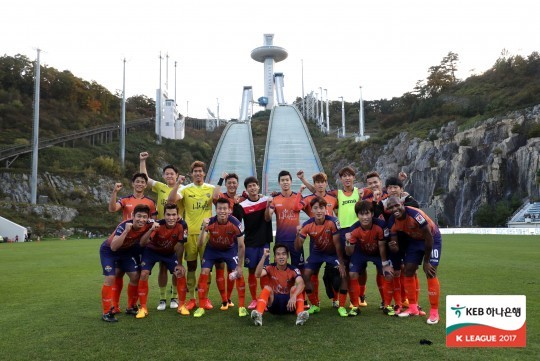 강원FC는 평창 알펜시아에서의 마지막 홈 경기서 인천에 2-0 승리를 거두고 유종의 미를 거뒀다. (한국프로축구연맹 제공) © News1