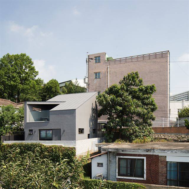 산등성이 노후한 주택들 중에서도 가장 높은 곳에 위치한 더 그레이. 집 뒤쪽으론 깎아지른 옹벽이 있어 서울 시내가 막힘 없이 펼쳐진다.