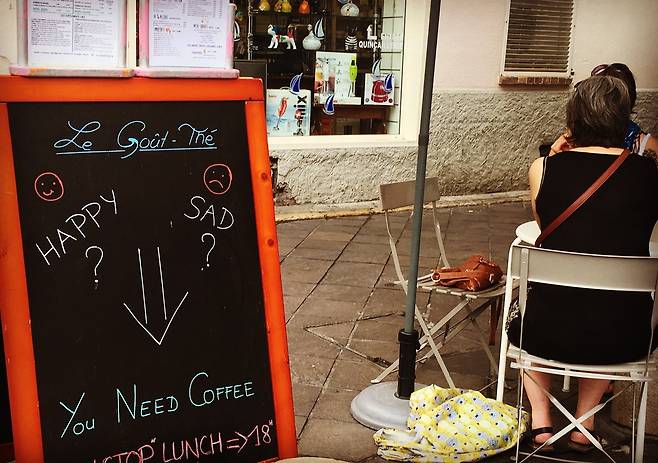 지중해 앙티브의 카페 프로방샬. 커피는 양치기에 의해서 발견되었다. 그는 양 떼가 커피 열매를 뜯어먹은 후 언제나 기이한 흥분과 환희의 상태를 보이는 것을 알았다. 커피를 먹기 전 우리는 잠에 덜 깬 한 마리의 멍한 양에 지나지 않는다.© News1