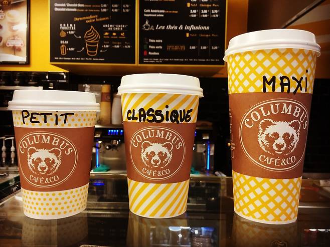 클레르 몽페랑의 커피전문점. 프랑스의 젊은이들이 즐겨 찾는 현대적 커피전문점은 다양한 사이즈를 고를 수 있는 합리성이 있다. 크기를 말하는 방법은 우리와 달라 이채롭다.© News1