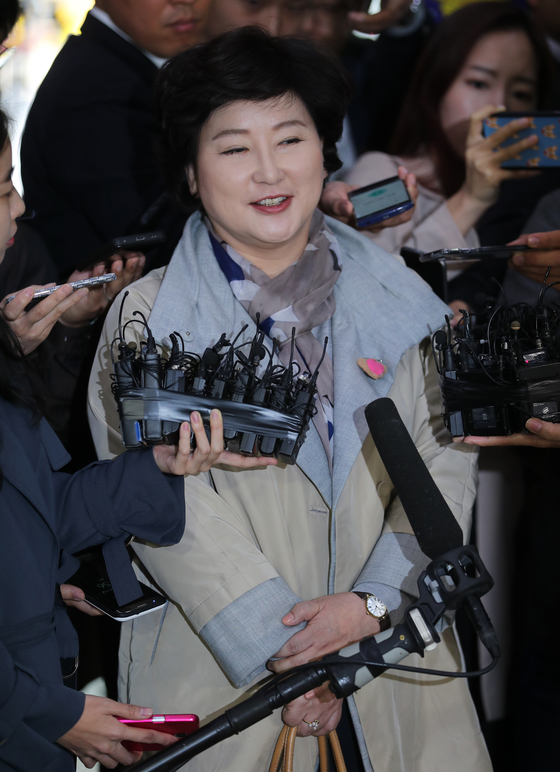 서해순씨가 12일 오후 서울경찰청에서 들어서며 기자들의 질문에 답변하고 있다. 최승식 기자