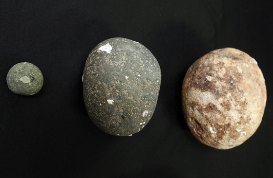정유재란 당시 사용한 돌탄환(조란탄). 왼쪽 작은 것이다. 직경 2.5㎝다. 오른쪽 큰 돌은 포탄 대신 사용한 석환이다. [연합뉴스]