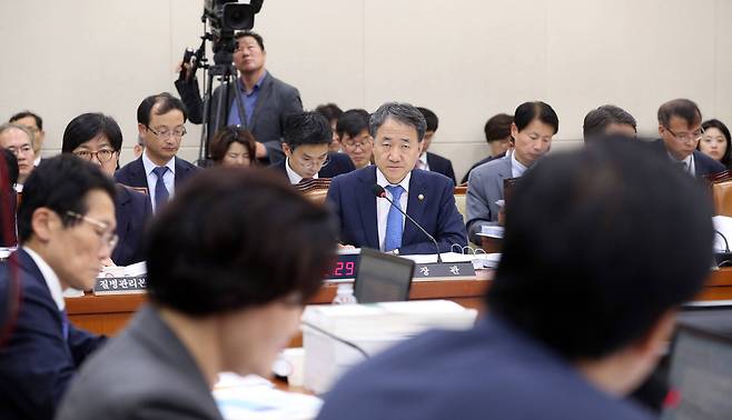 보건복지부 국정감사가 열린 12일 국회의원들이 박능후 복지부 장관을 상대로 질의를 이어가고 있다. 박종근 기자