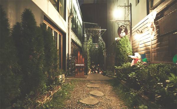 토끼 모습을 한 간판만 있는 `앨리스청담` 입구.