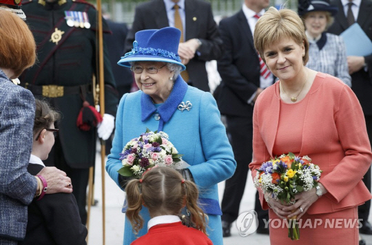 엘리자베스 2세 영국 여왕(왼쪽)과 니콜라 스터전 스코틀랜드국민당(SNP) 대표/연합뉴스