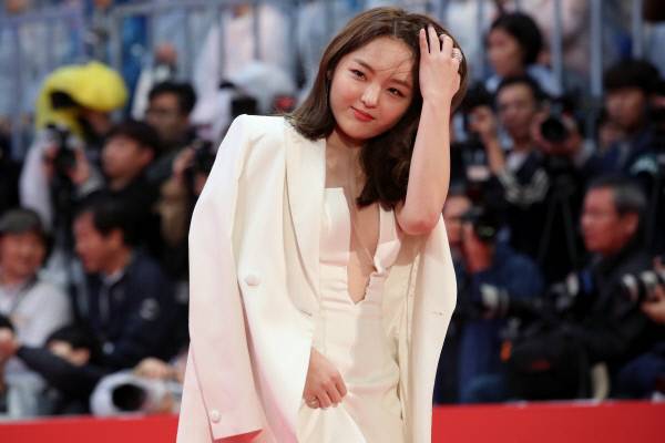 배우 서신애가 12일 오후 부산 해운대구 우동 영화의전당에서 열린 제22회 부산국제영화제(BIFF) 개막식에서 레드카펫을 밟고 있다. 연합뉴스