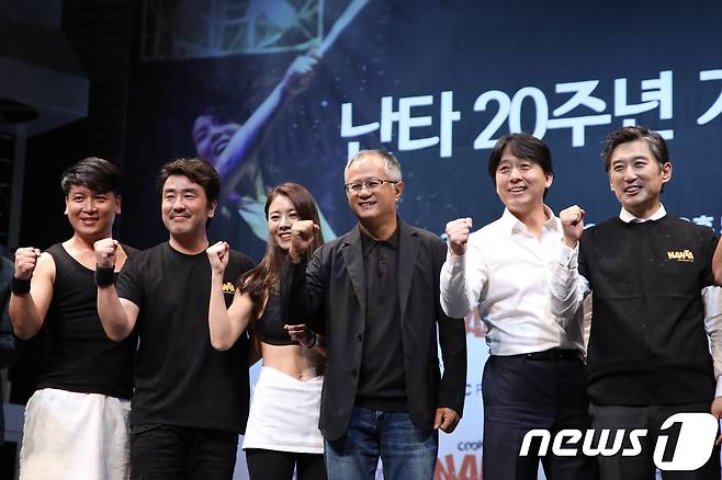 송승환 PMC 회장을 비롯해 난타 초연배우들이 13일 서울 서대문구 충정로3가 충정로난타극장에서 열린 난타 20주년 기념 간담회에서 기념촬영을 하고 있다. '난타'는 전통가락인 사물놀이 리듬에 주방에서 일어나는 일들을 코믹하게 풀어내 1997년 초연했으며 이후 대표적인 중국인 관광객 상대 한류상품으로 인기를 끌었으나 사드(THAAD·미국 고고도미사일방어체계) 보복 조치의 영향으로 관객이 급감해 오는 11월을 마지막으로 충정로난타극장을 폐관한다. 2017.10.13/뉴스1 © News1 박정환 기자