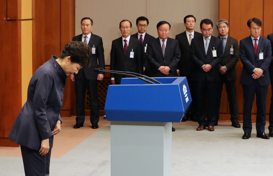 지난해 10월 25일 박근혜 당시 대통령이 청와대에서 '연설문 유출 의혹'에 대해 대 국민 사과를 한 후 인사하고 있다. [청와대사진기자단]