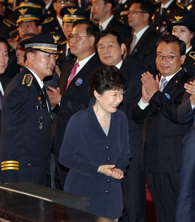 박 전 대통령이 2016년 10월 21일 서울 세종문화회관에서 열린 제 71주년 경찰의 날 기념식에 참석한 후 박수를 받으며 퇴장하고 있다. 청와대사진기자단