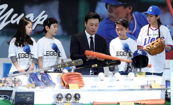 이승엽 선수가 개막식에서 어린이 팬들에게 전시된 배트에 대해 설명하고 있다. 박종근 기자