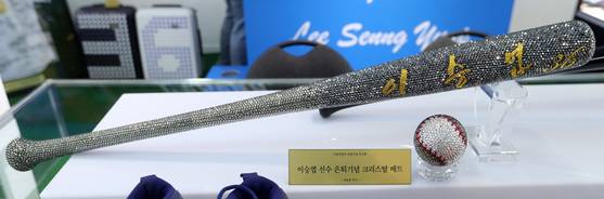 이승엽 선수가 권남정 작가로부터 은퇴 기념 선물로 받은 크리스털 배트와 공.박종근 기자