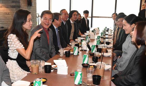 문재인 대통령이 5일 부산에서 열리고 있는 부산국제영화제에 참석해 한국 사회의 여성문제를 소재로 한 영화 ‘미씽, 사라진 여자’를 관람한 뒤 관계자들과 대화하고 있다. 왼쪽부터 배우 공효진, 문 대통령, 도종환 문화체육관광부 장관, 오석근 감독. 청와대사진기자단