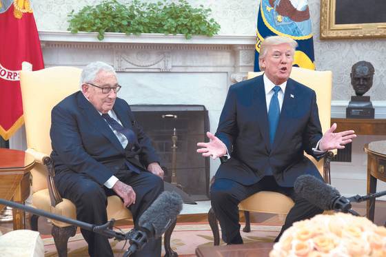 10월 10일 도널드 트럼프 미 대통령이 백악관으로 93세의 헨리 키신저 전 국무장관(왼쪽)을 초청, 외교 정책 자문을 구하기 앞서 기자들에게 설명을 하고 있다.