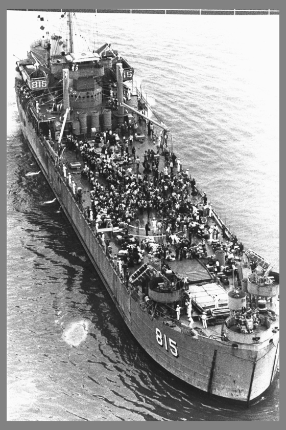 1975년 5월 패망한 남베트남 피난민들과 우리 교민들을 실은 815함이 부산항에 도착하고 있다. 당시 중앙일보 특종 사진이었다.