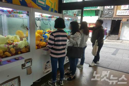 지난 13일 오후 경기도 수원역 로데오거리의 한 뽑기방에서 사람들이 인형뽑기를 즐기고 있다. (사진=신병근 기자)