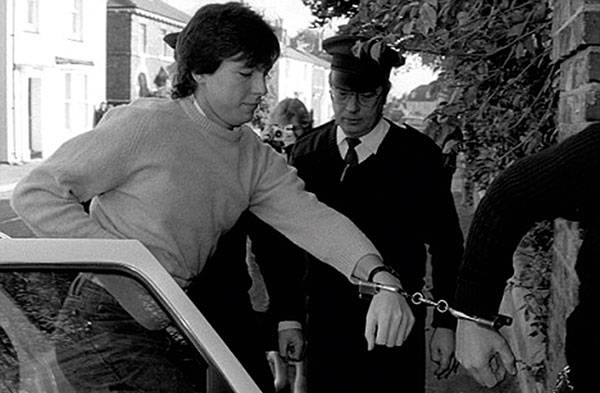 ⓒMirror 갈무리 1985년 9월8일 제러미 밤버는 양부모 등 다섯 명을 살해한 혐의로 체포되었다.