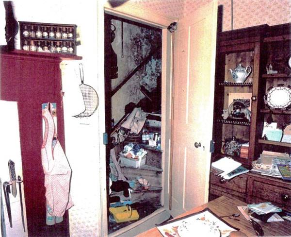 ⓒMirror 갈무리 식기가 깨지고 의자들이 엎어져 있었다. 심한 몸싸움이 있었던 것으로 추정된다.