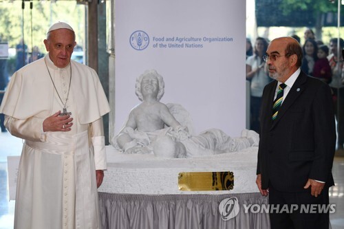 프란치스코 교황(왼쪽)이 16일 유엔세계농업식량기구(FAO)를 방문한 기념으로 기증한 조각 작품. [AFP=연합뉴스]