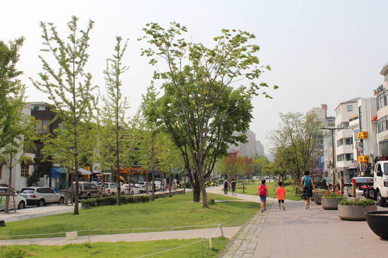 이른바 '연트럴파크'라 불리는 서울 마포구 연남동 경의선 숲길 공원. [중앙포토]